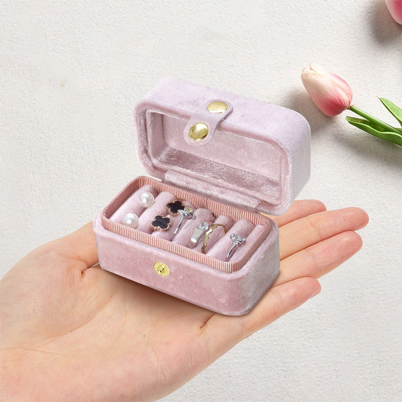 Velvet Mini Ring Case – Travel-Friendly Jewelry Organizer
