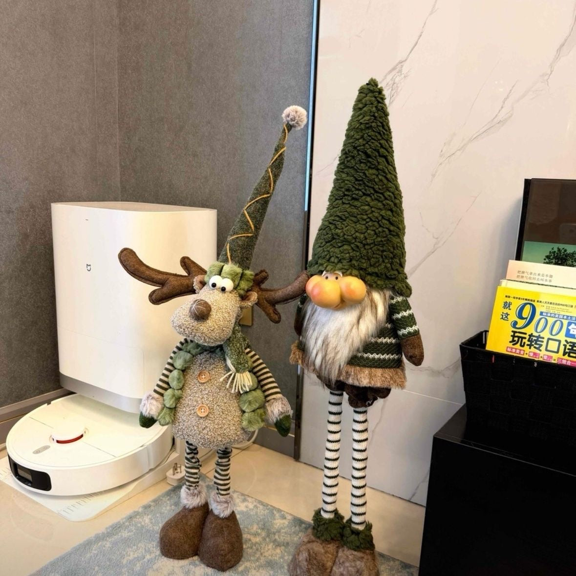 Extendable Christmas Figurine
