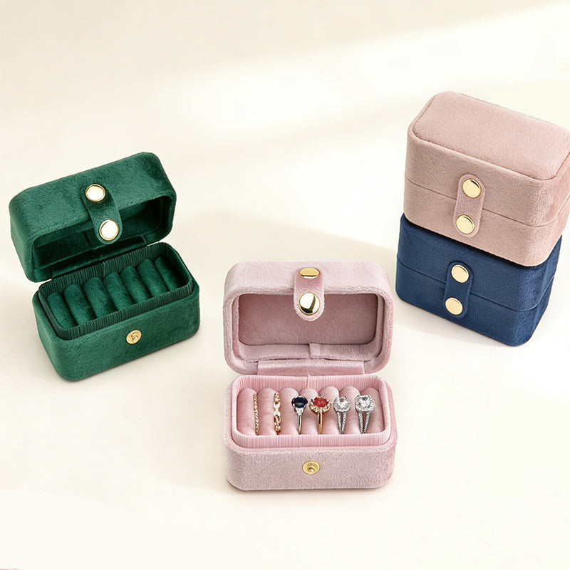 Velvet Mini Ring Case – Travel-Friendly Jewelry Organizer