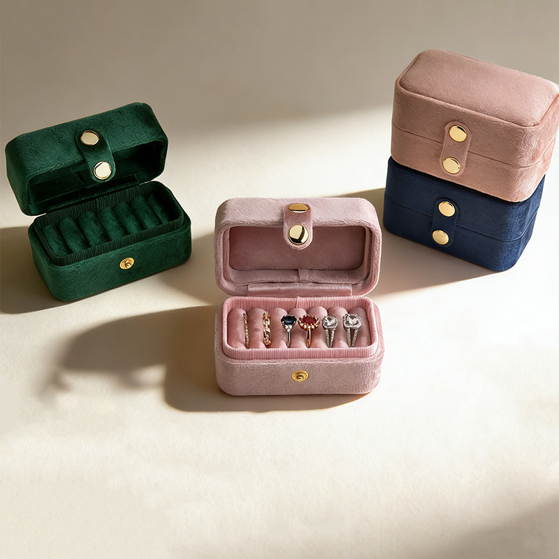 Velvet Mini Ring Case – Travel-Friendly Jewelry Organizer