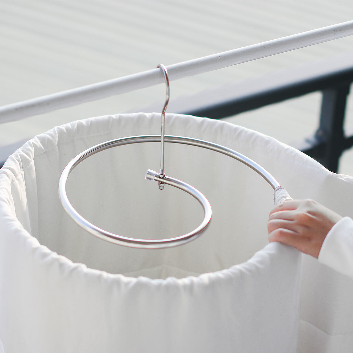 Foldable Stainless Steel Quilt Hanger for Blankets, Towels & Bedding