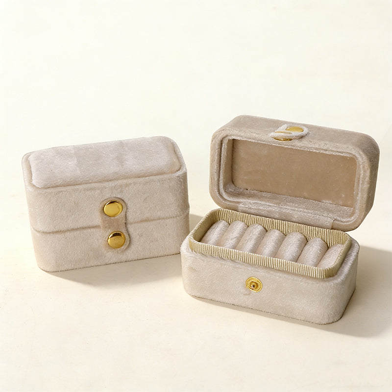Velvet Mini Ring Case – Travel-Friendly Jewelry Organizer