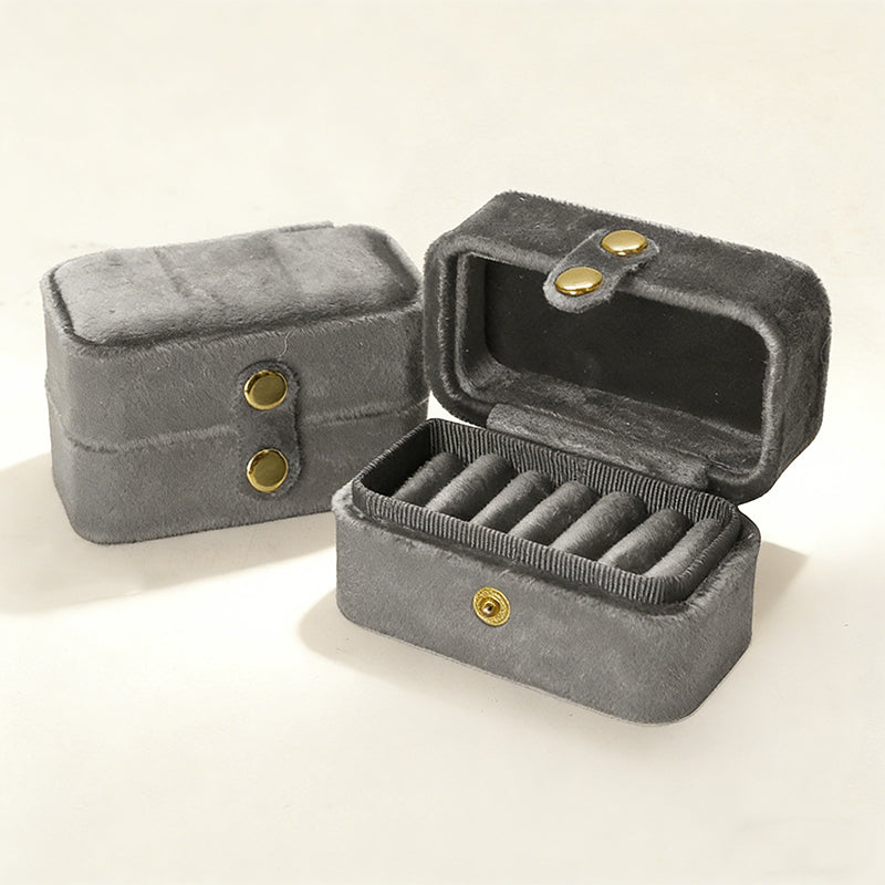 Velvet Mini Ring Case – Travel-Friendly Jewelry Organizer