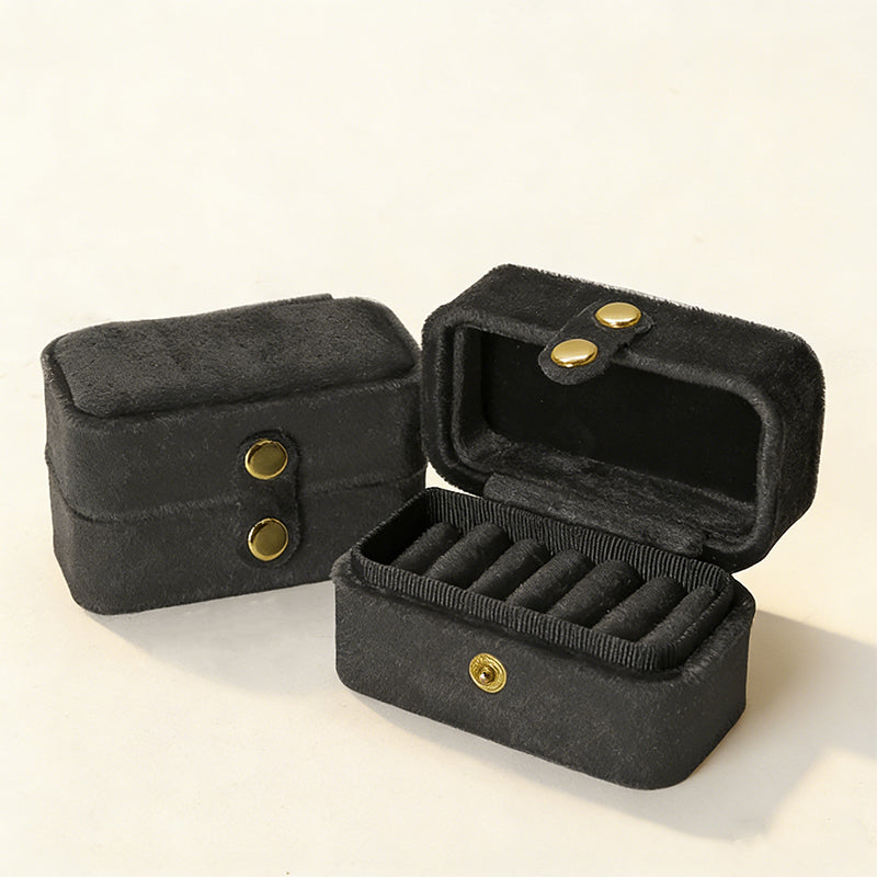 Velvet Mini Ring Case – Travel-Friendly Jewelry Organizer